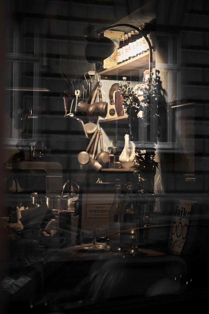 Interior de joyeria en Requena con ambiente profesional y acogedor